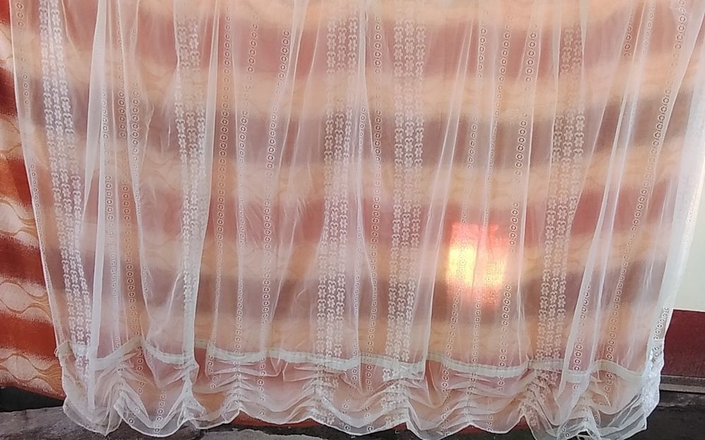 Занавески для окон и дверей.