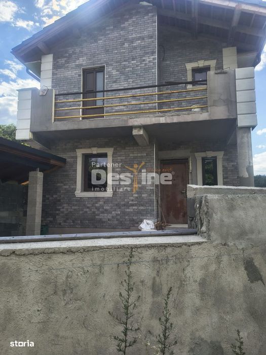 Vila De Vanzare Pe Malul Lacului Cincis