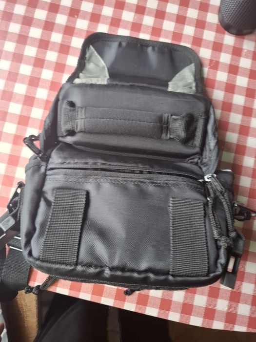 Чантичка за фотоапарат,обективи , и всичко необходимо .