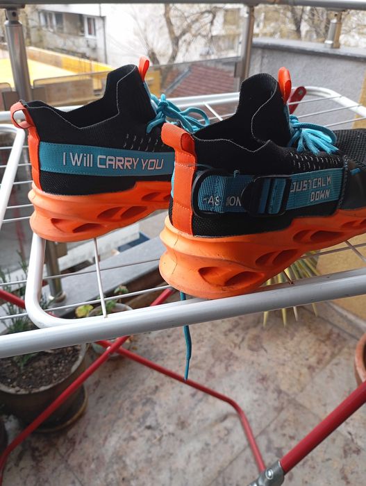 Продавам юношески маратонки