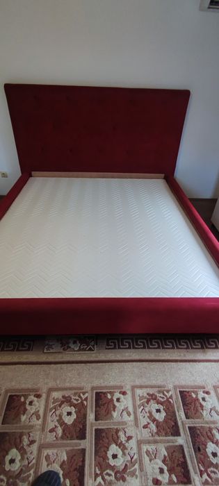 Pat matrimonial tapițat cu somiere din lemn masiv