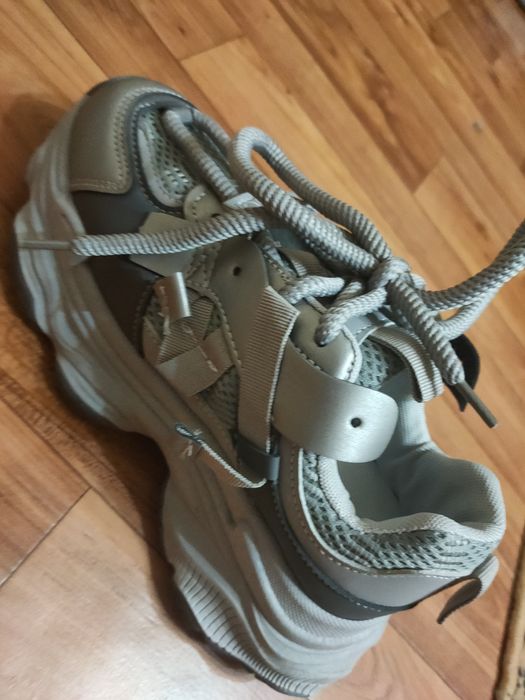 Продам кроссовки