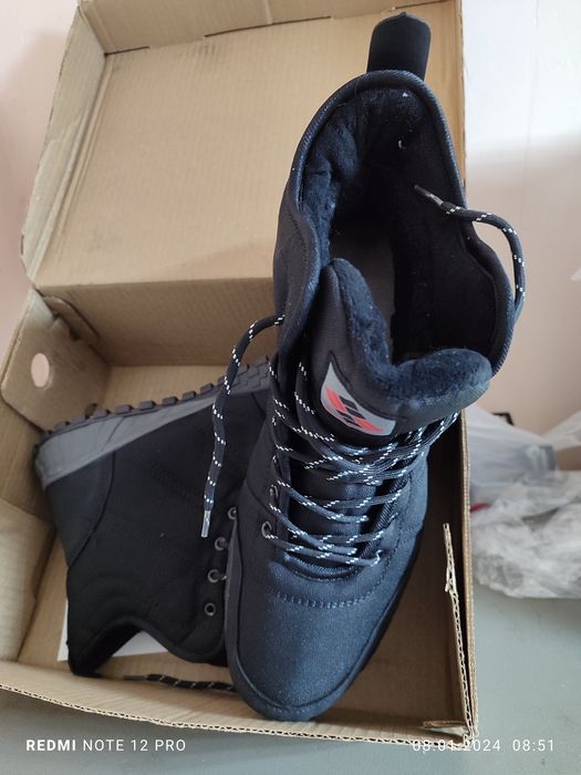 Продаю кроссовки зимние