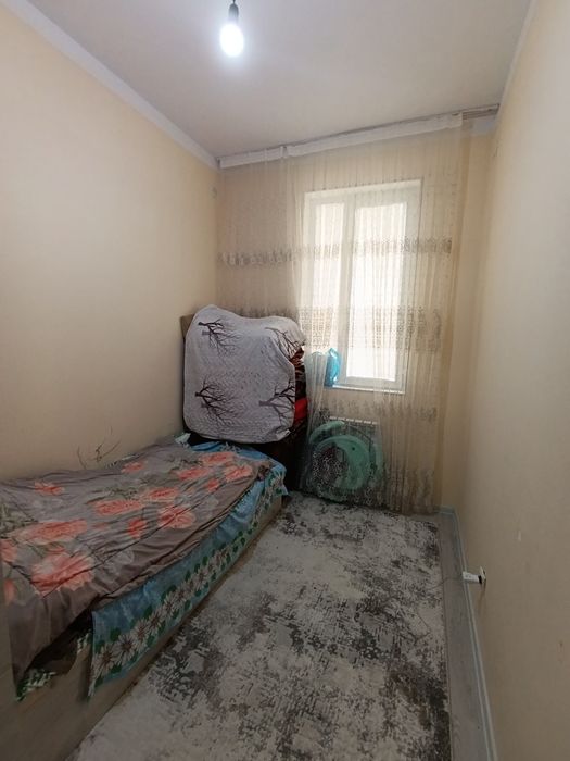 Uy sotiladi 2-etaj 3 xonali 9 etajka Chirchiq 2-mikrarayon