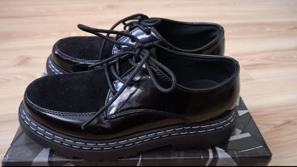 Дамски обувки 
Номер 36 , стелка 23см
С минимални следи употреба