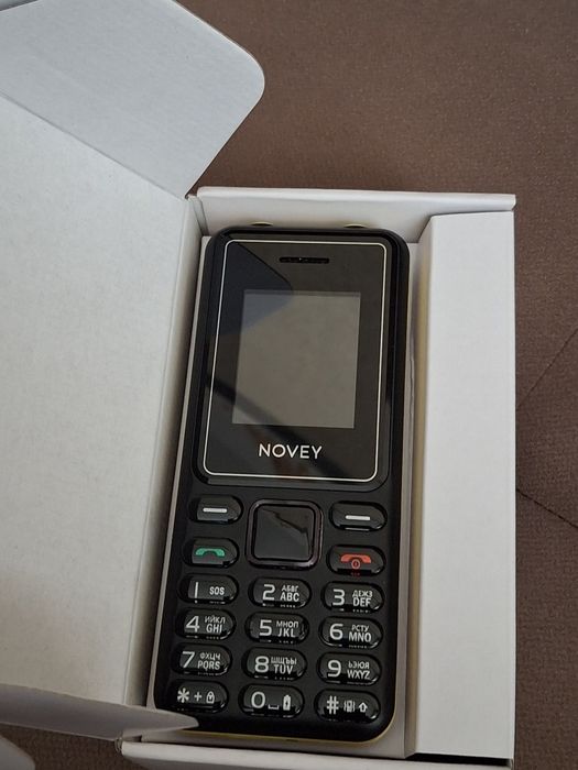Новый кнорочный телефон Novey