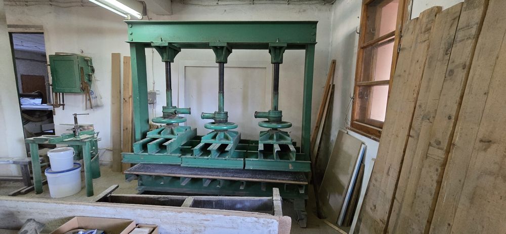 Преса за врати и фурнир