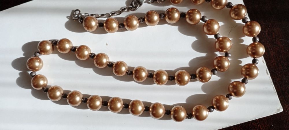 Колие от златисти перли