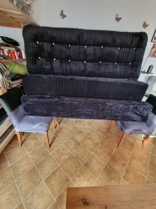 Execut retapitare de paturi, canapele si fotolii.