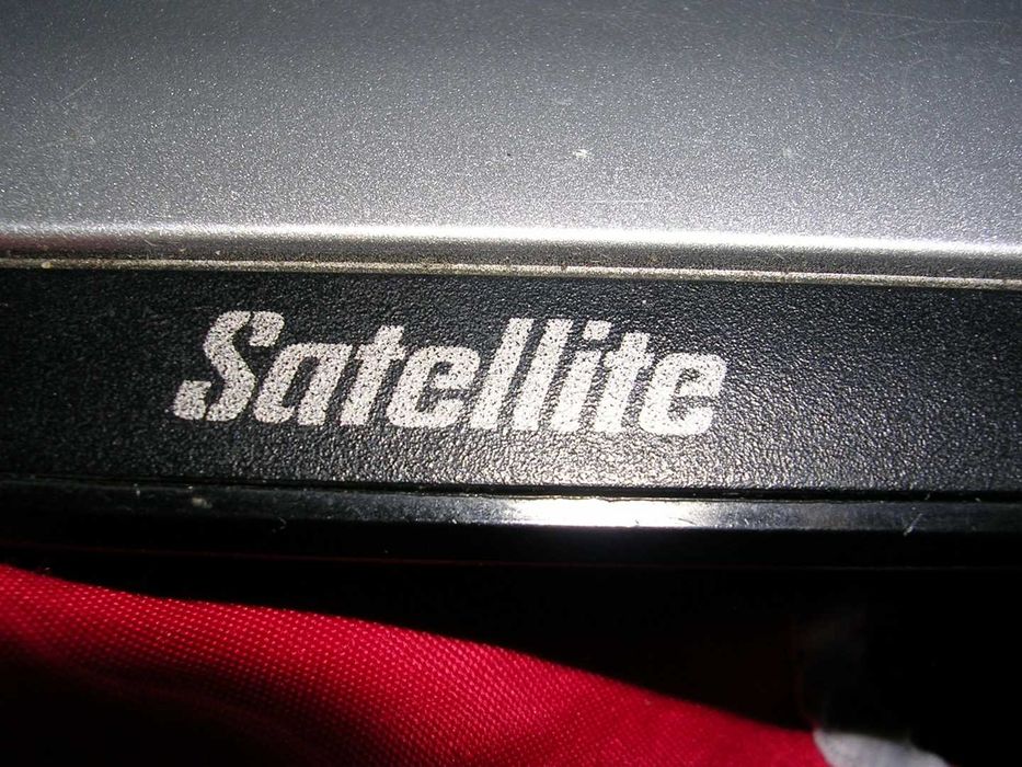 Лаптоп Toshiba Сателит със зарядно