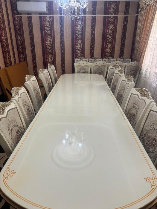 Стол с стульями продам срочно