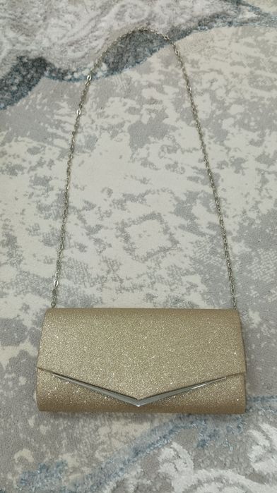 Ayollar klatchi sotiladi