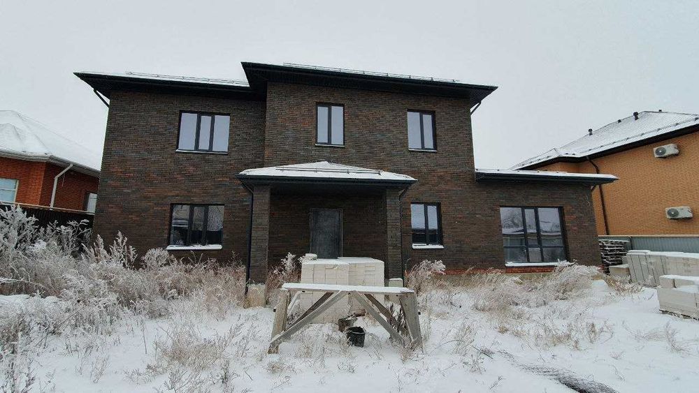 Продаётся земельный участок 8 соток с 2 - этажным коттеджом