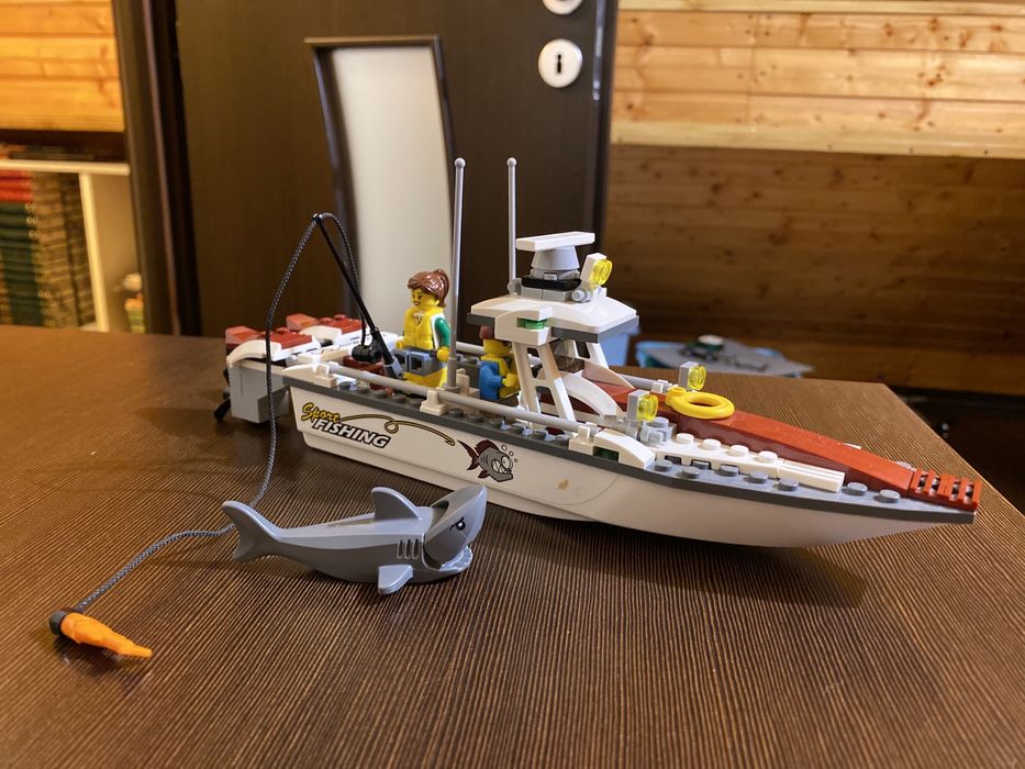 Lego sport fishing store boat