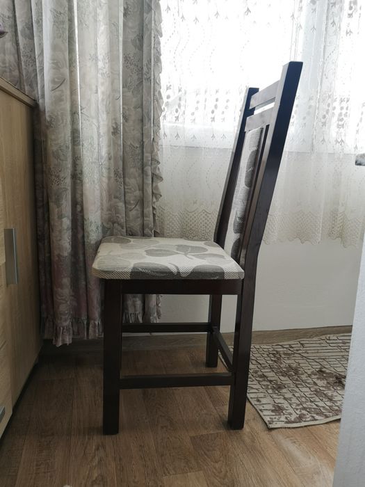 Масивни дървени столове