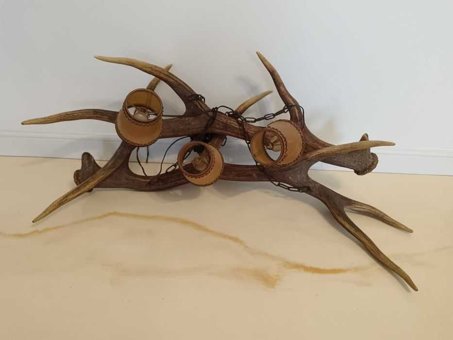 Candelabru rustic din coarne de cerb – piesă masivă, de efect”