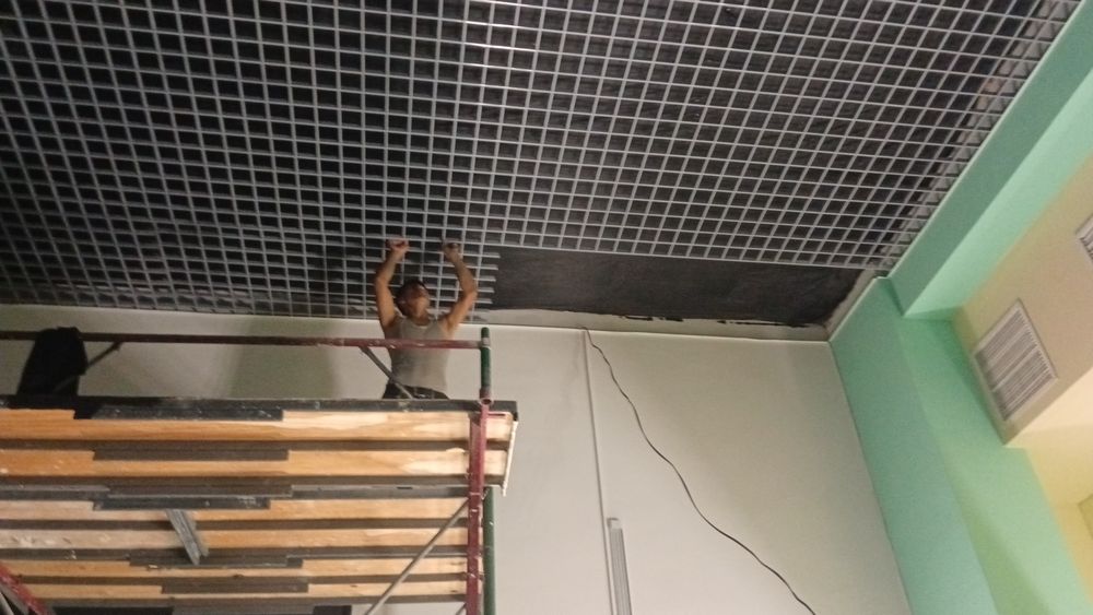 Установка подвесных потолков