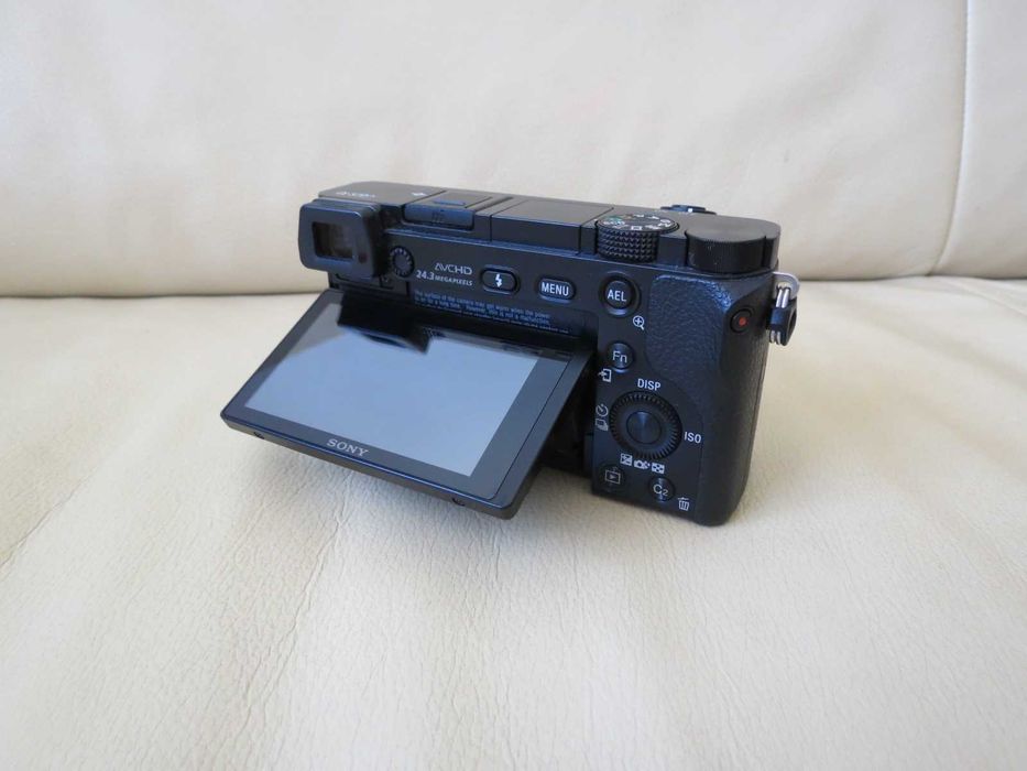 Aparat foto Mirrorless Sony Alpha A6000 24.3MP (Body) - Doar 9200 cadre