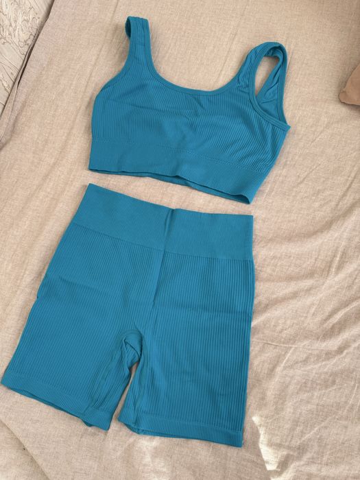 Велосипедуи и топ ( шорты спортивные )