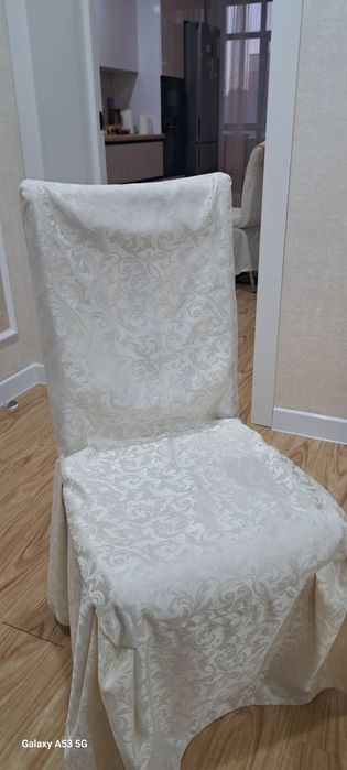 Продам стулья 4 шт  с накидкой