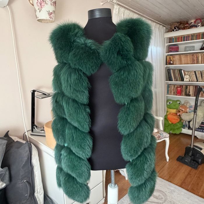 Haină de blană culoare beige și veste de blană