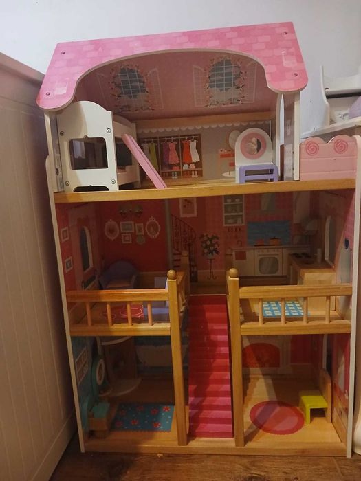 Vând casuta de păpuși