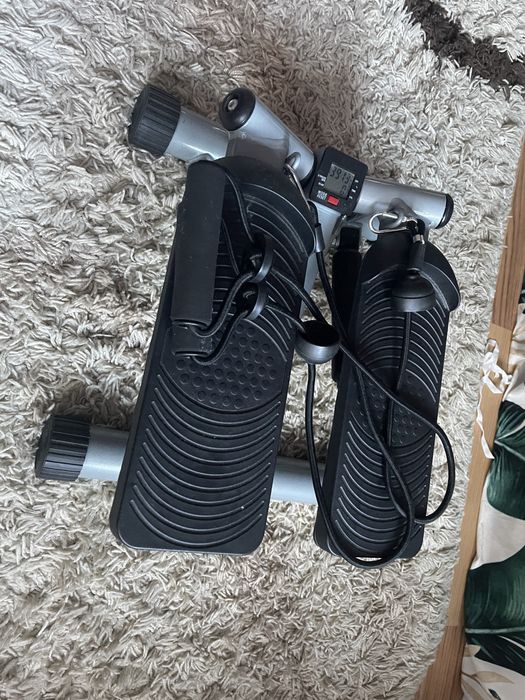 Stepper cardio cu afisaj si cuzi elastice ca nou