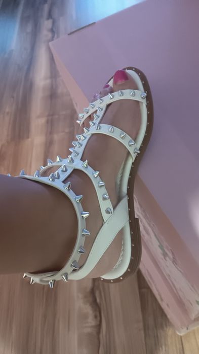 Дамски сандали с капси