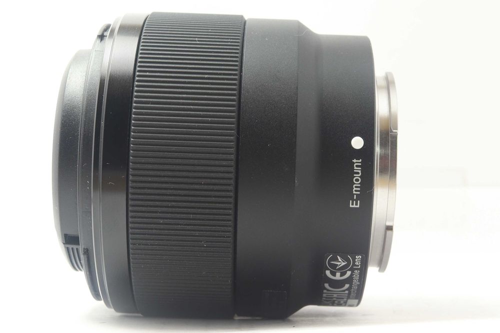 Vând obiectiv Sony FE 50mm f/1.8 pentru montură Sony E, full-frame, în stare excelentă, practic ca nou.