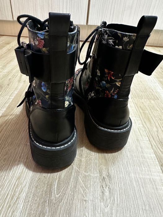 Ghete cu flori si catarame Stradivarius