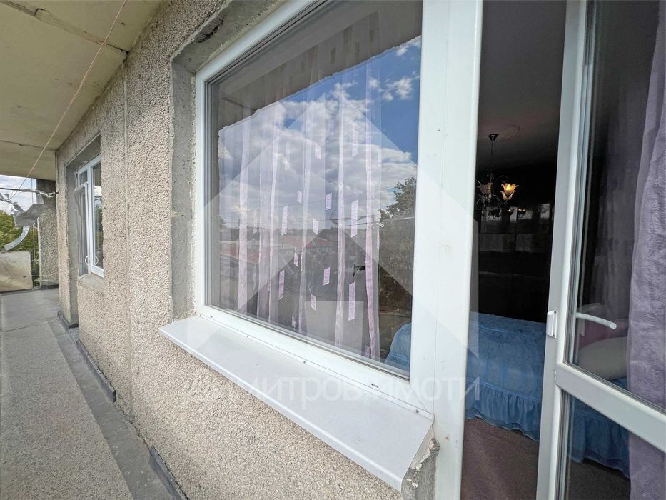 Продава се 65 кв.м. двустаен запазен апартамент ЦЕНТЪР гр. Нови пазар