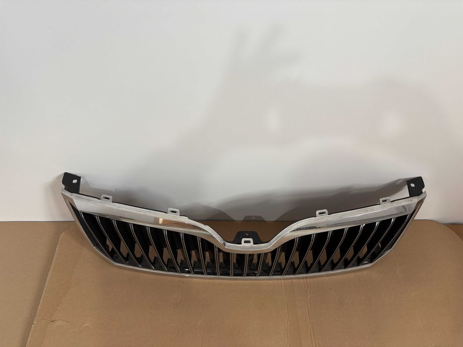 Grila radiator Skoda Superb 2 facelift dupa 2013 cod 3T0853668B