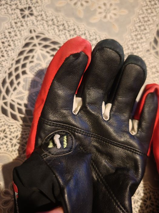 Продавам детски  състезателни  ръкавици leki