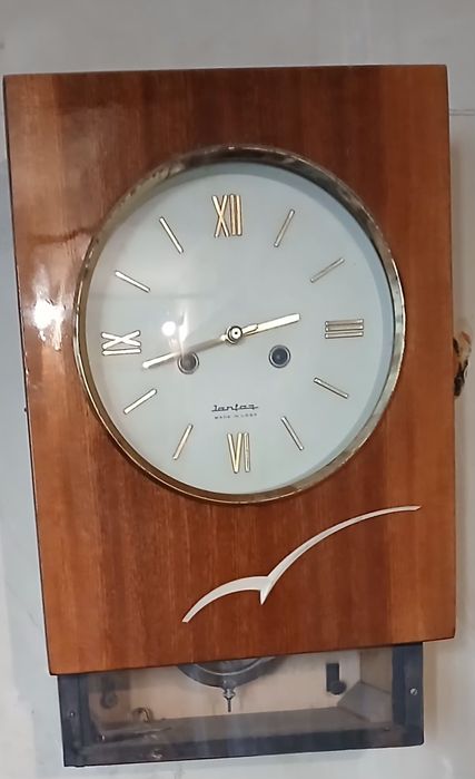 Часы с маятником.