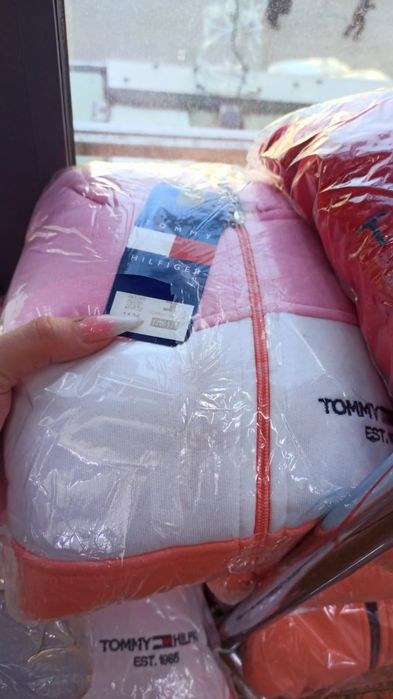 Продам новые костюмы на девочку.