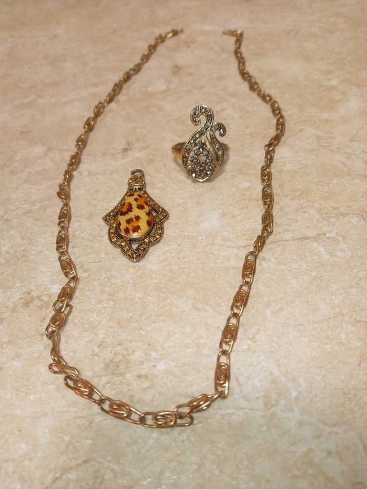 Кольцо разм 18-19, серьги и украшения.Цена 50 тыс за все