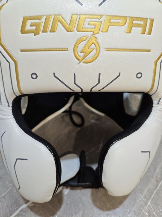 Белый боксерский шлем