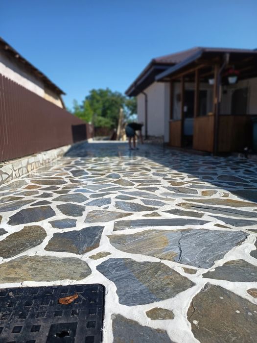 Vând piatra naturala asiguram montaj și transport