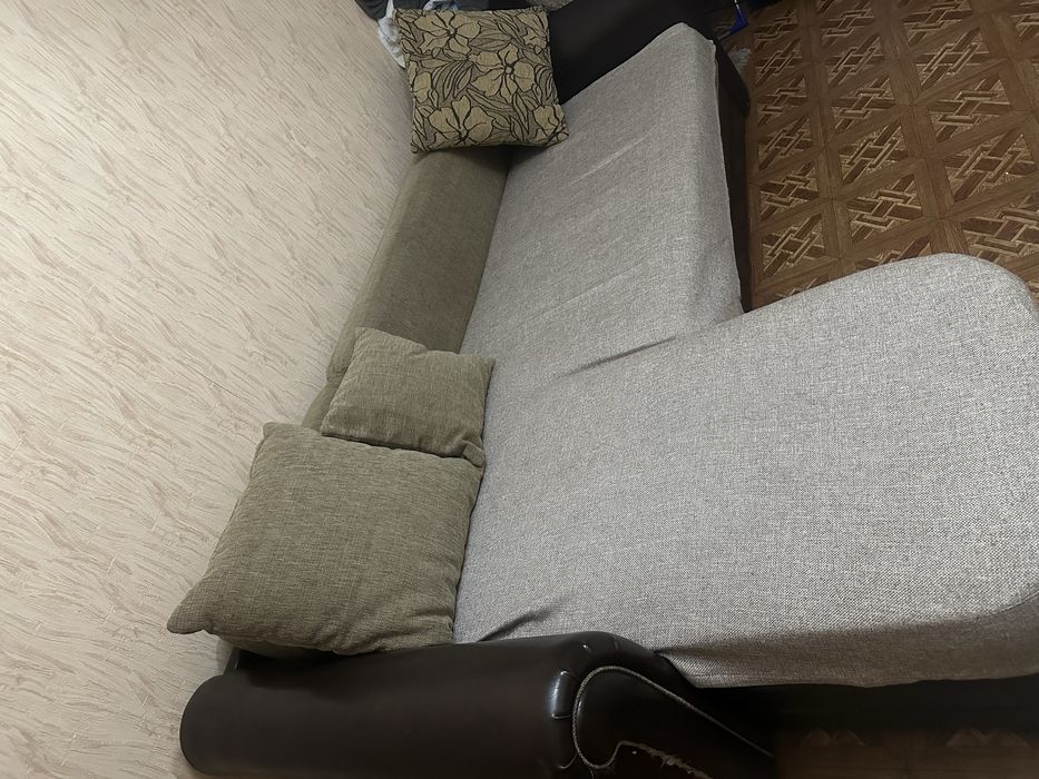 Диван угловой и падушуи имеются