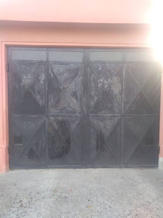 Vînd uși garaj din tablă groasă