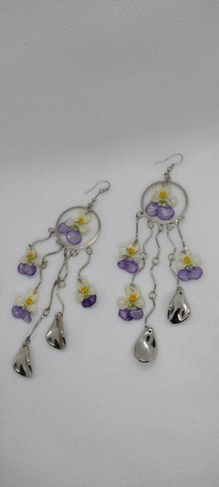 Обеци с естествен цвят на градински теменужки.