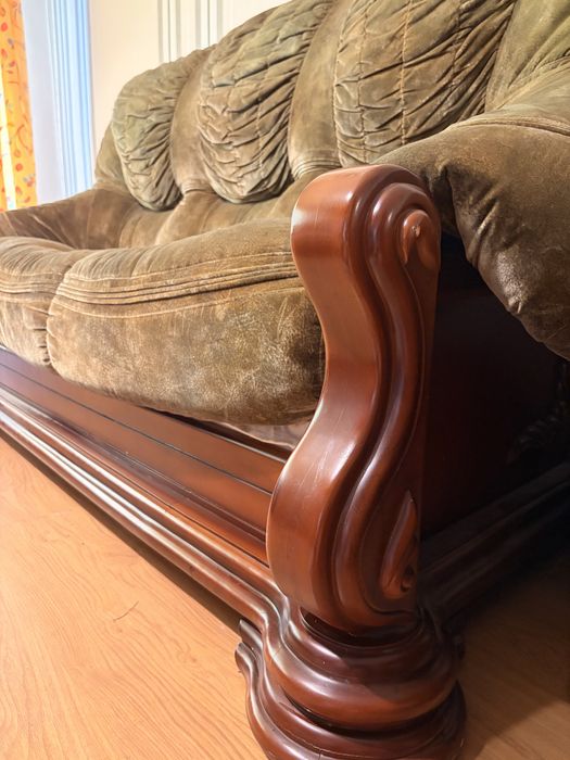 Луксозен винтидж холов комплект от масивно орехово дърво и кадифена тапицерия– диван + 2 фотьойла