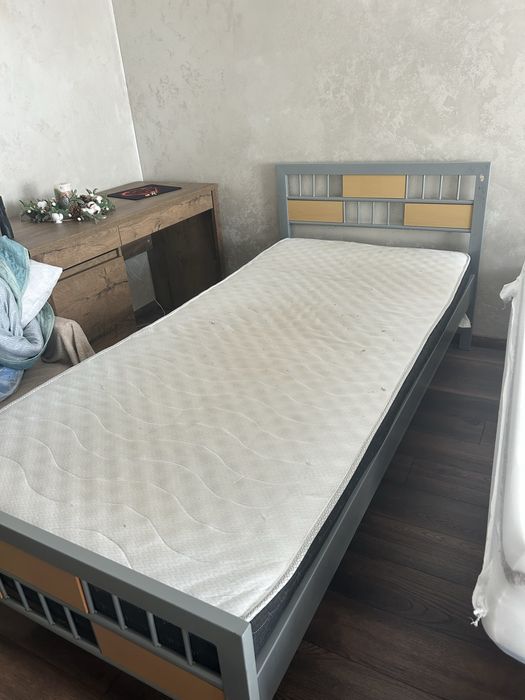 Метално легло с матрак