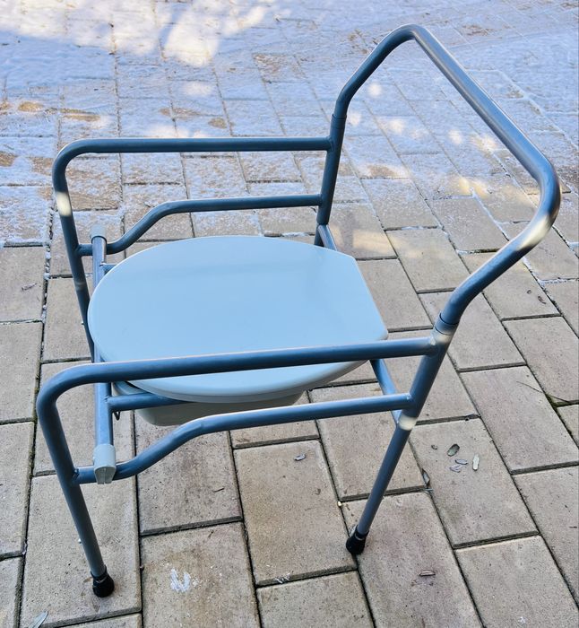 Vand Scaun toaleta Vital pliabil,greutate proprie 4,8kg,max.115kg