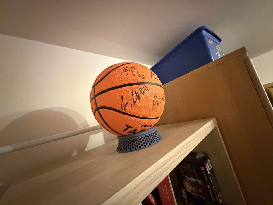 Minge de baschet semnata de toata exhipa de la U