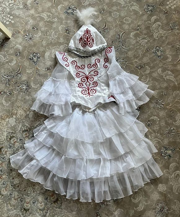 Продается костюм для девочек 4-7 лет