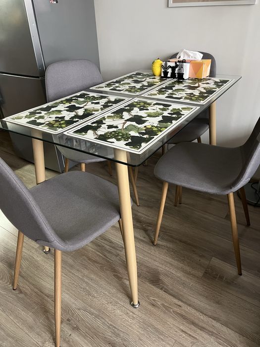 Стъклена трапезна маса