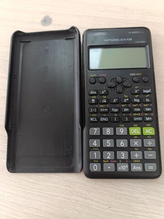 Калькулятор Casio FX-82MS.