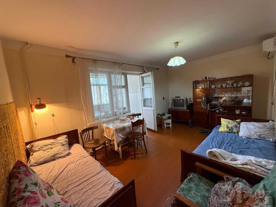 Продам квартиру "Калининский массив" кирпичный дом.
