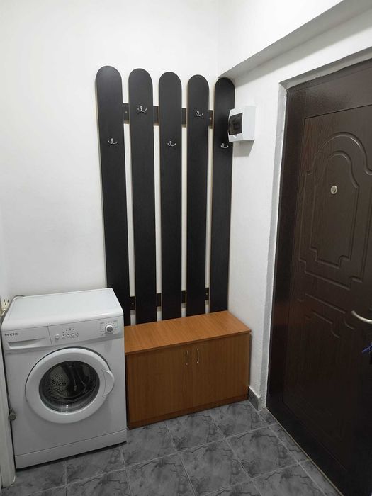 Proprietar, închiriez garsonieră, central, etaj 3